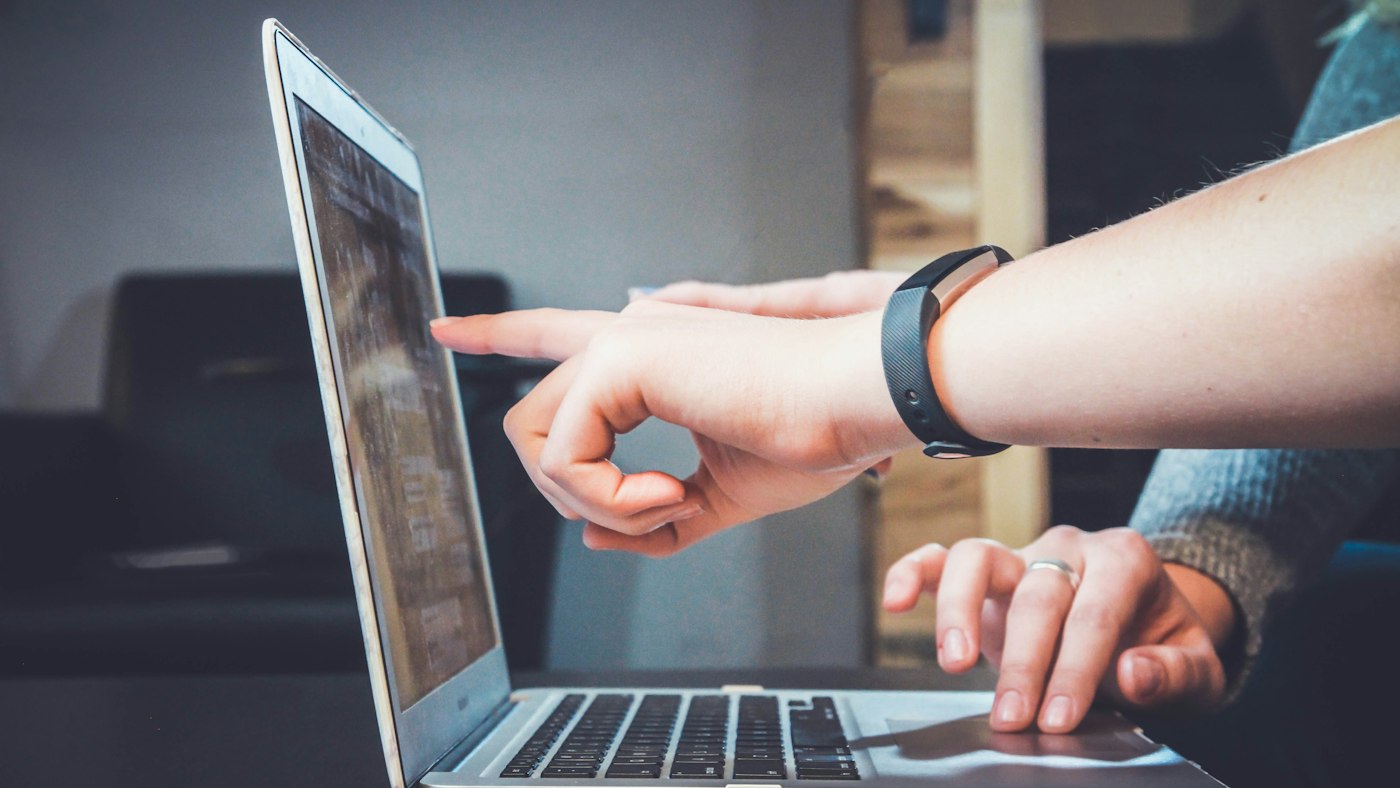 Checklist for a web design brief: goals, pages, examples, WhatsApp, budget